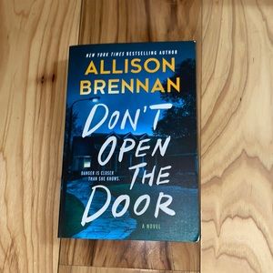 don’t open the door BOOK by allison brennan